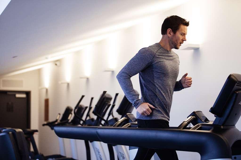 Macq 01 Hotel Хобарт Удобства фото A man on a treadmill