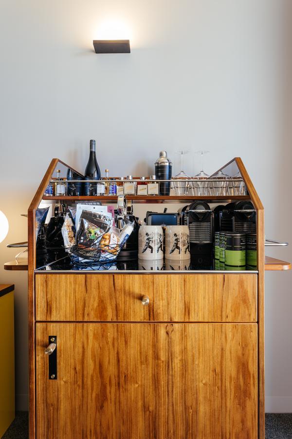 Macq 01 Hotel Хобарт Экстерьер фото A bar cart